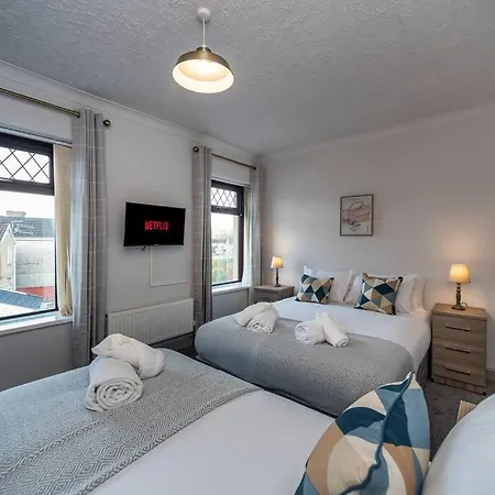 Cheerful 5 Bed Property In Llanelli Exterior photo
