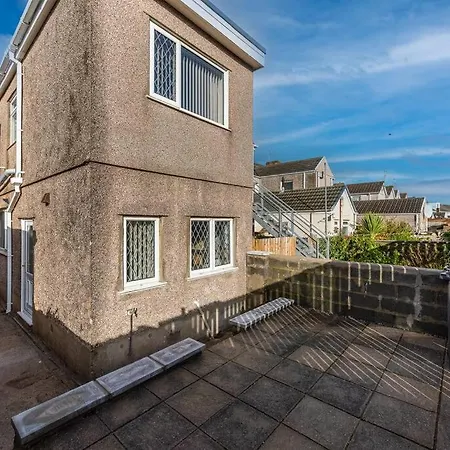 Cheerful 5 Bed Property In Llanelli Exterior photo