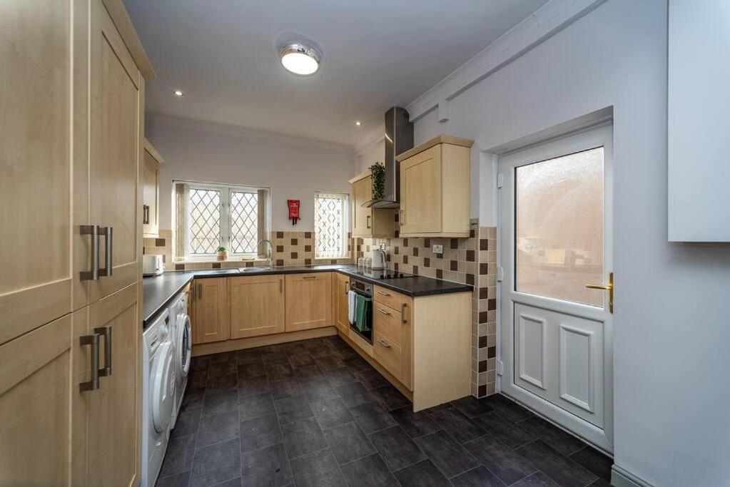 Cheerful 5 Bed In * Llanelli